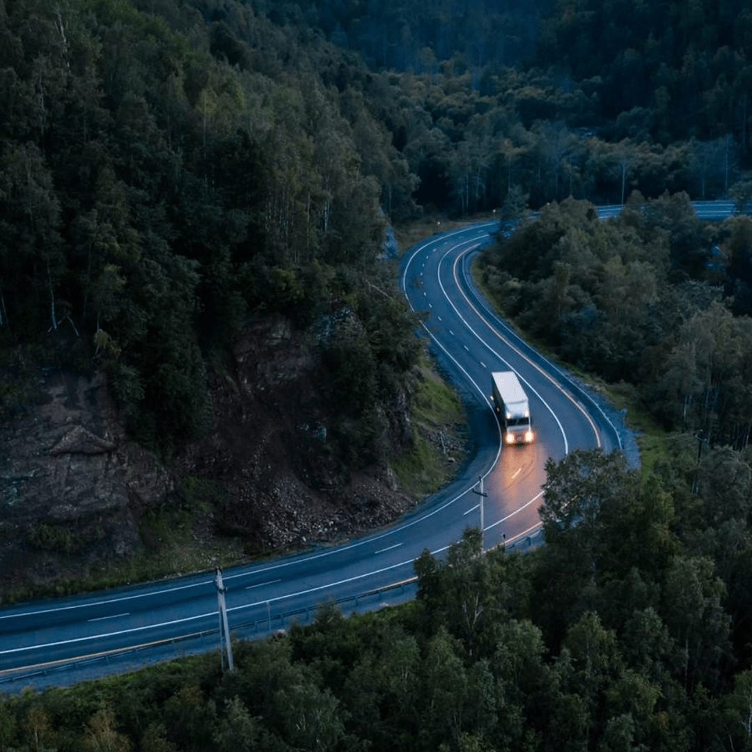 Lastbil på mörk väg